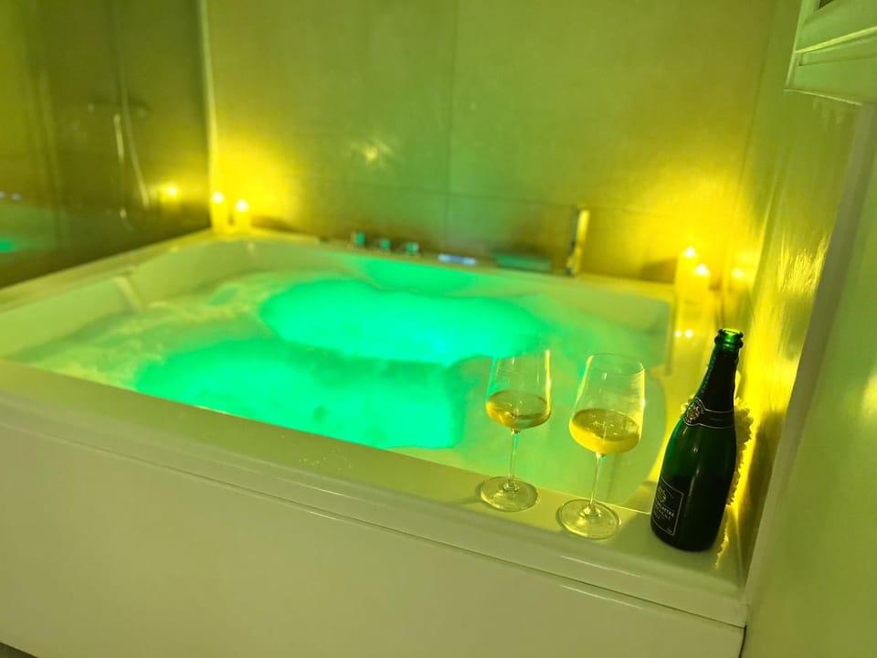 Romantique Room avec bain Apartment in Antibes