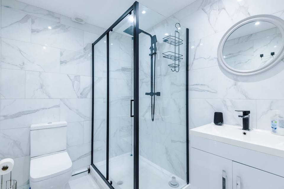 Shower, Toilet, Bathroom, towels