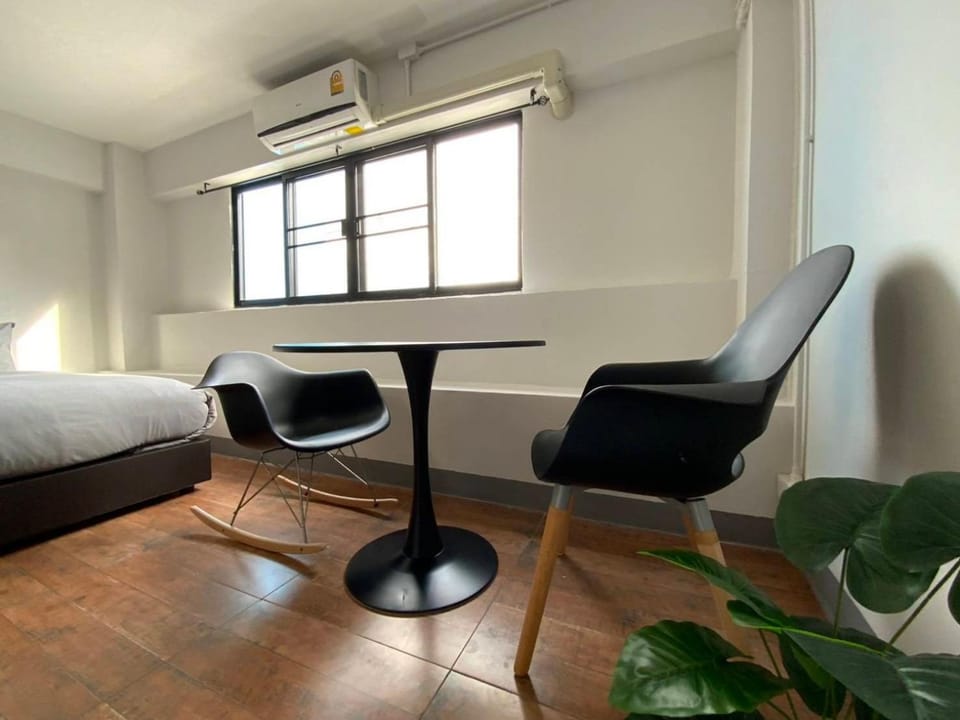 Seating area, Bedroom, air conditioner
