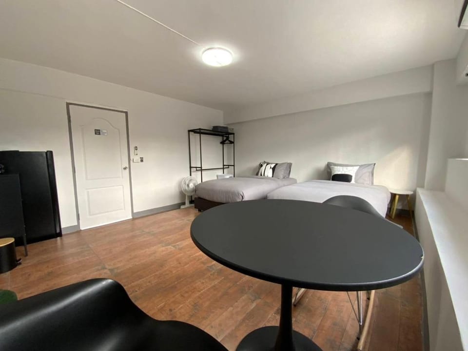 Bed, Photo of the whole room, Seating area, Bedroom