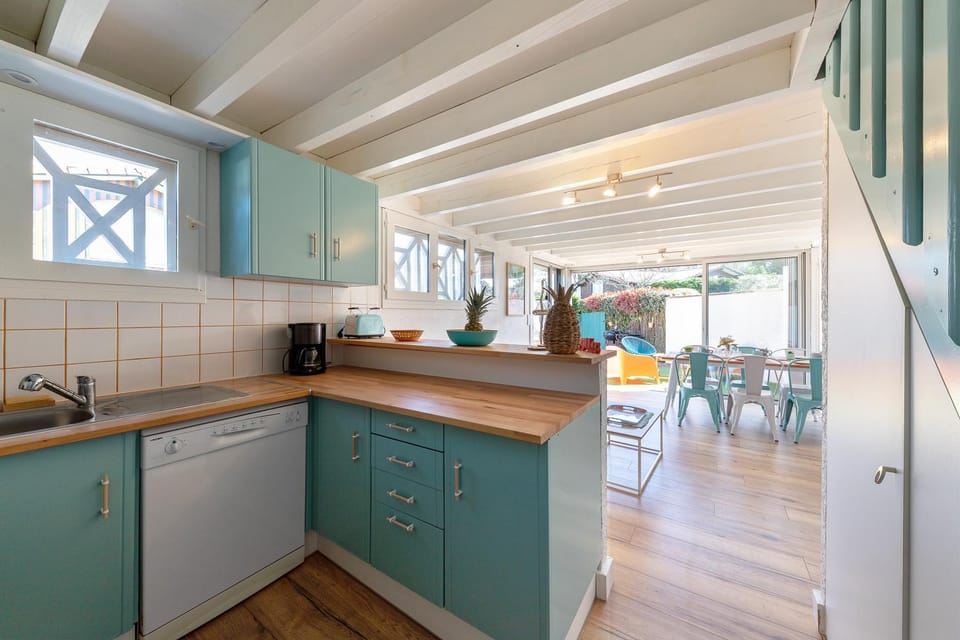 Kitchen or kitchenette, Dining area, minibar