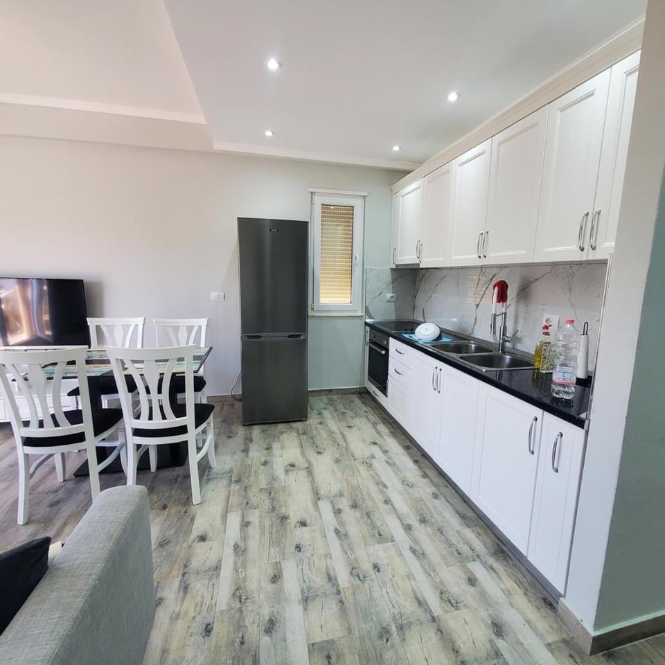 Coffee/tea facilities, Kitchen or kitchenette, Dining area, oven