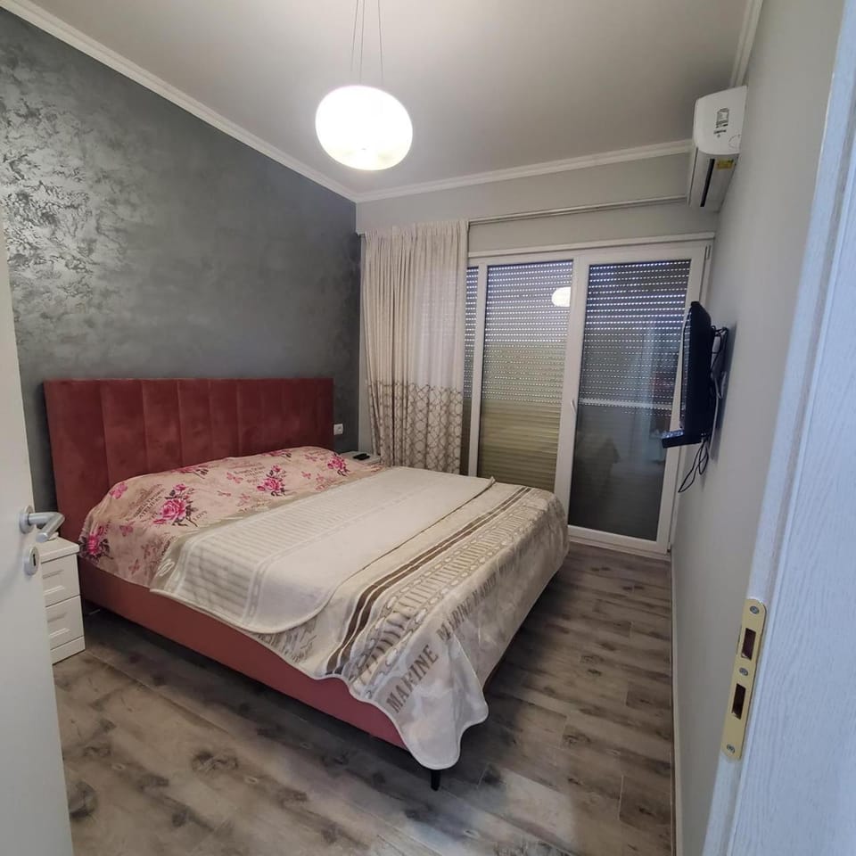 Bed, TV and multimedia, Photo of the whole room, Bedroom, towels, wardrobe, air conditioner