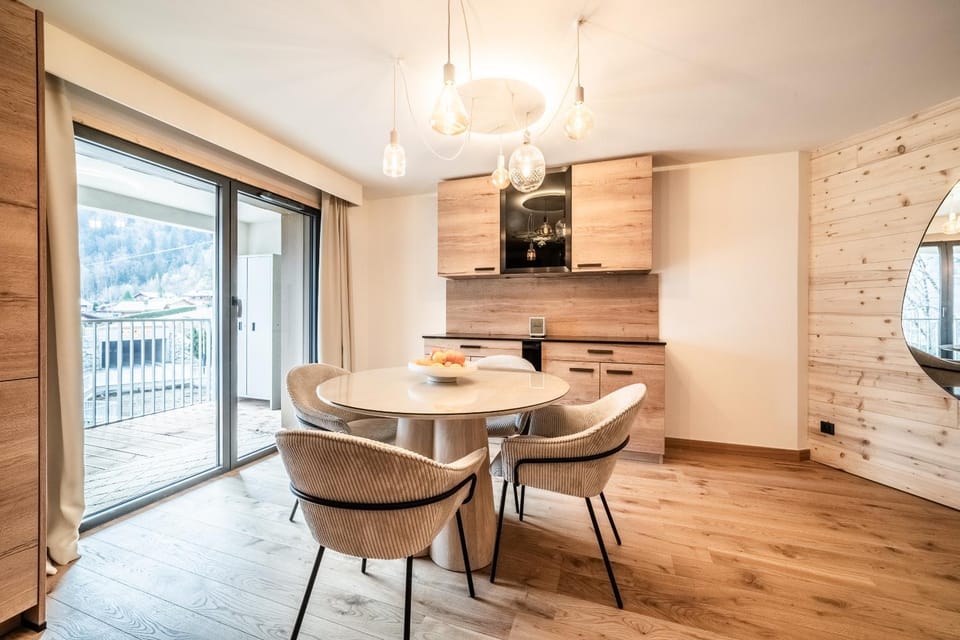 Kitchen or kitchenette, Seating area, Dining area