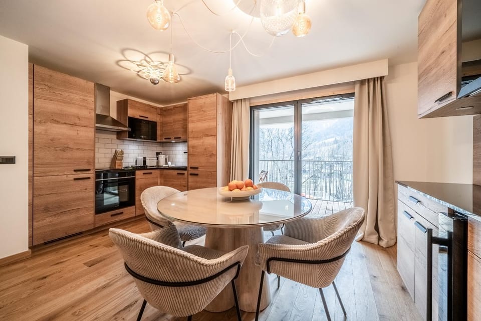 Coffee/tea facilities, Kitchen or kitchenette, Dining area, dishwasher, oven, stove, toaster