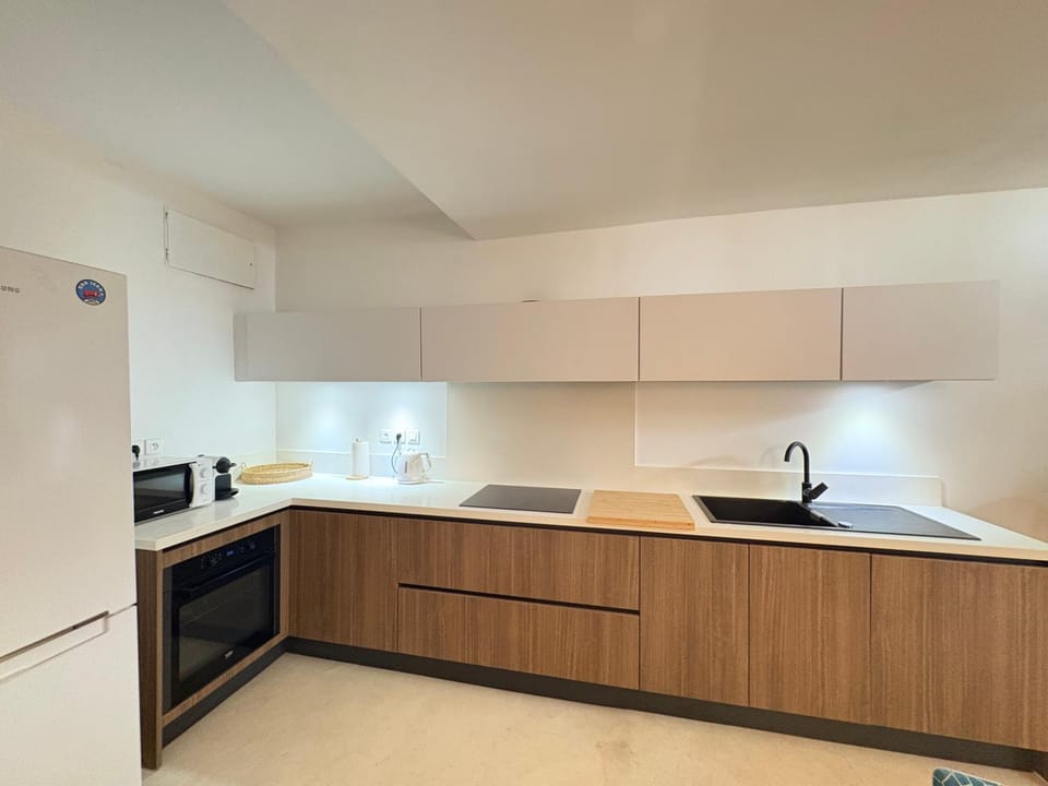 Coffee/tea facilities, dishwasher, microwave, oven, stove