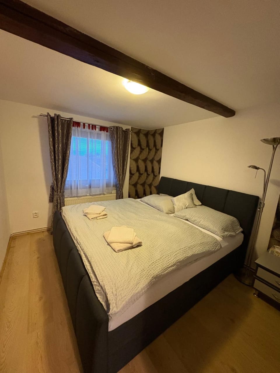 Bed, Bedroom, towels