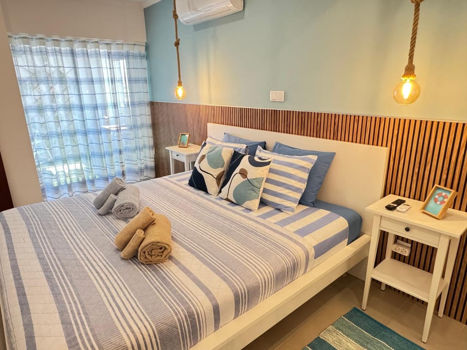 Bed, Photo of the whole room, Bedroom, towels, air conditioner