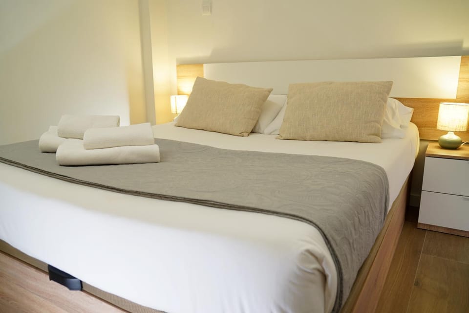 Bed, Photo of the whole room, Bedroom, towels