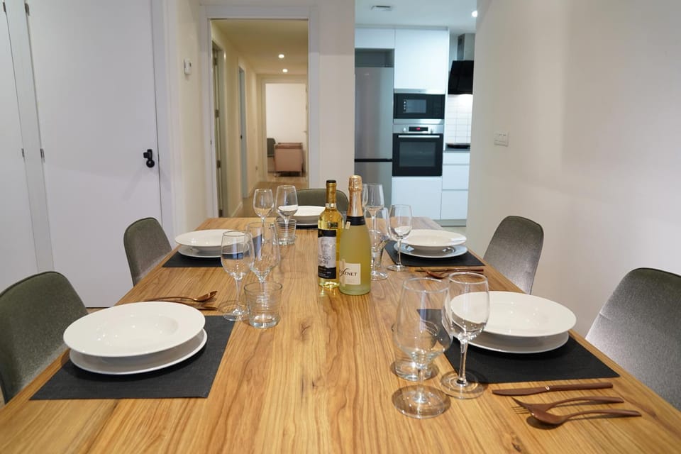 Kitchen or kitchenette, Living room, Food and drinks, Seating area, Dining area, Food, Drinks