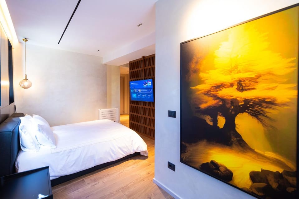 Bed, TV and multimedia, Photo of the whole room, Decorative detail, Bedroom