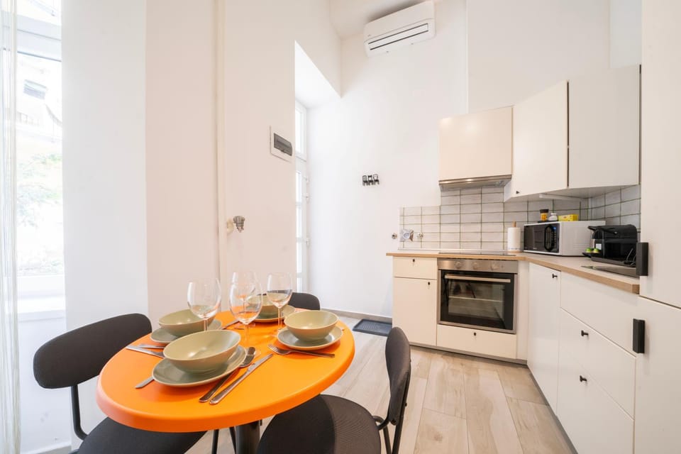 Kitchen or kitchenette, Dining area, oven, stove, air conditioner