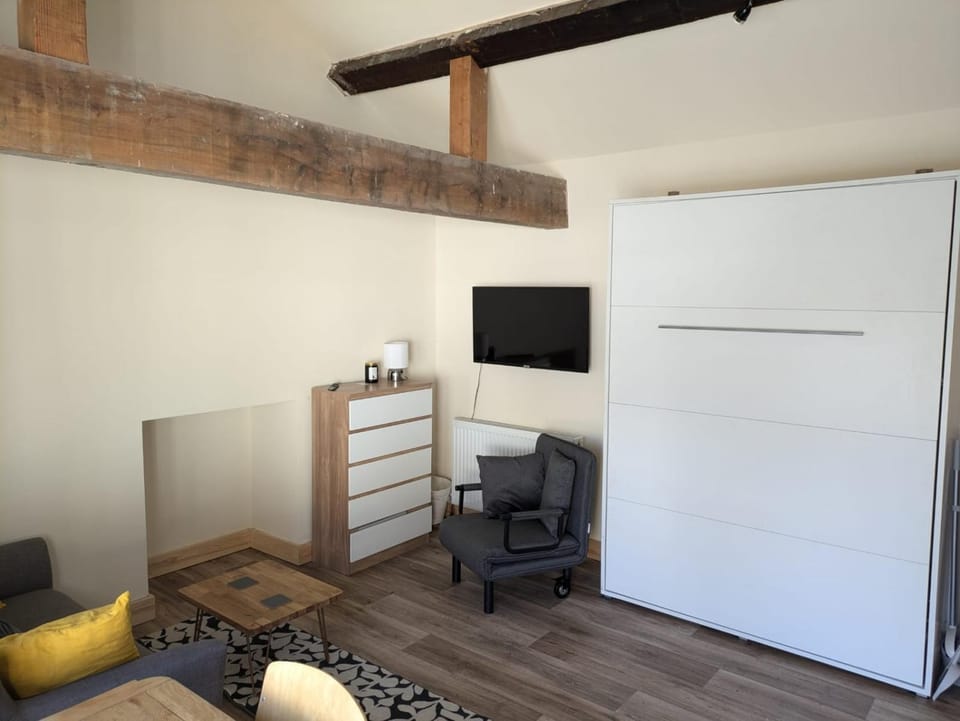 Bed, TV and multimedia, Living room