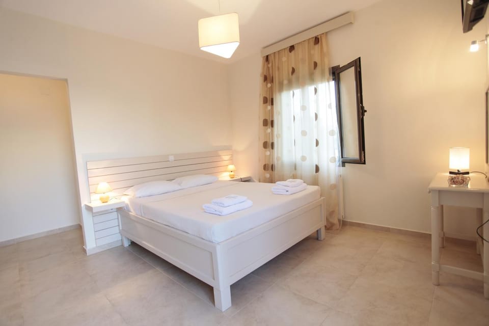 Nearby landmark, Restaurant/places to eat, Bed, Natural landscape, Summer, Kitchen or kitchenette, Photo of the whole room, Decorative detail, Beach, Bedroom, On site, Garden view, Supermarket/grocery shop, Shopping Area, Sunset