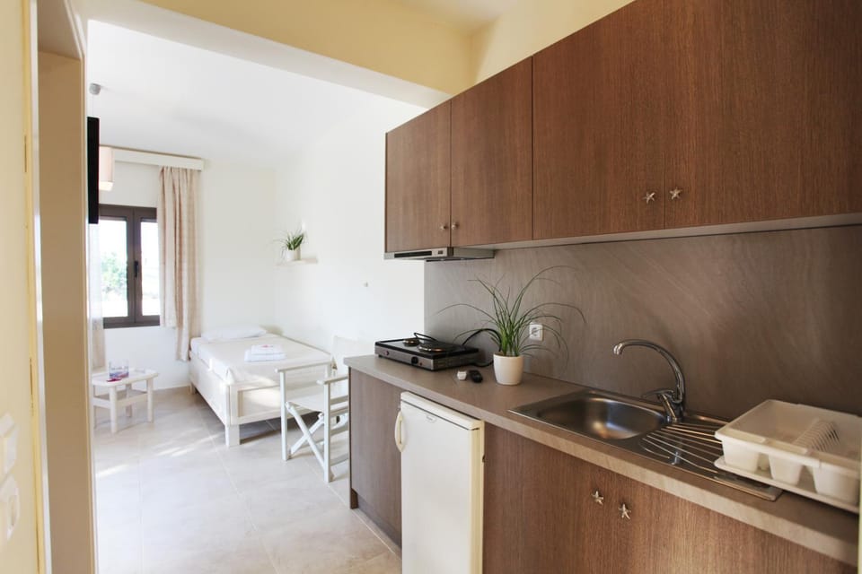 Nearby landmark, Bed, Bathroom, Coffee/tea facilities, Balcony/Terrace, Kitchen or kitchenette, Photo of the whole room, Decorative detail, Garden view