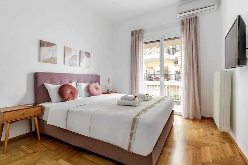 Bed, TV and multimedia, View (from property/room), Photo of the whole room, Bedroom, towels, air conditioner