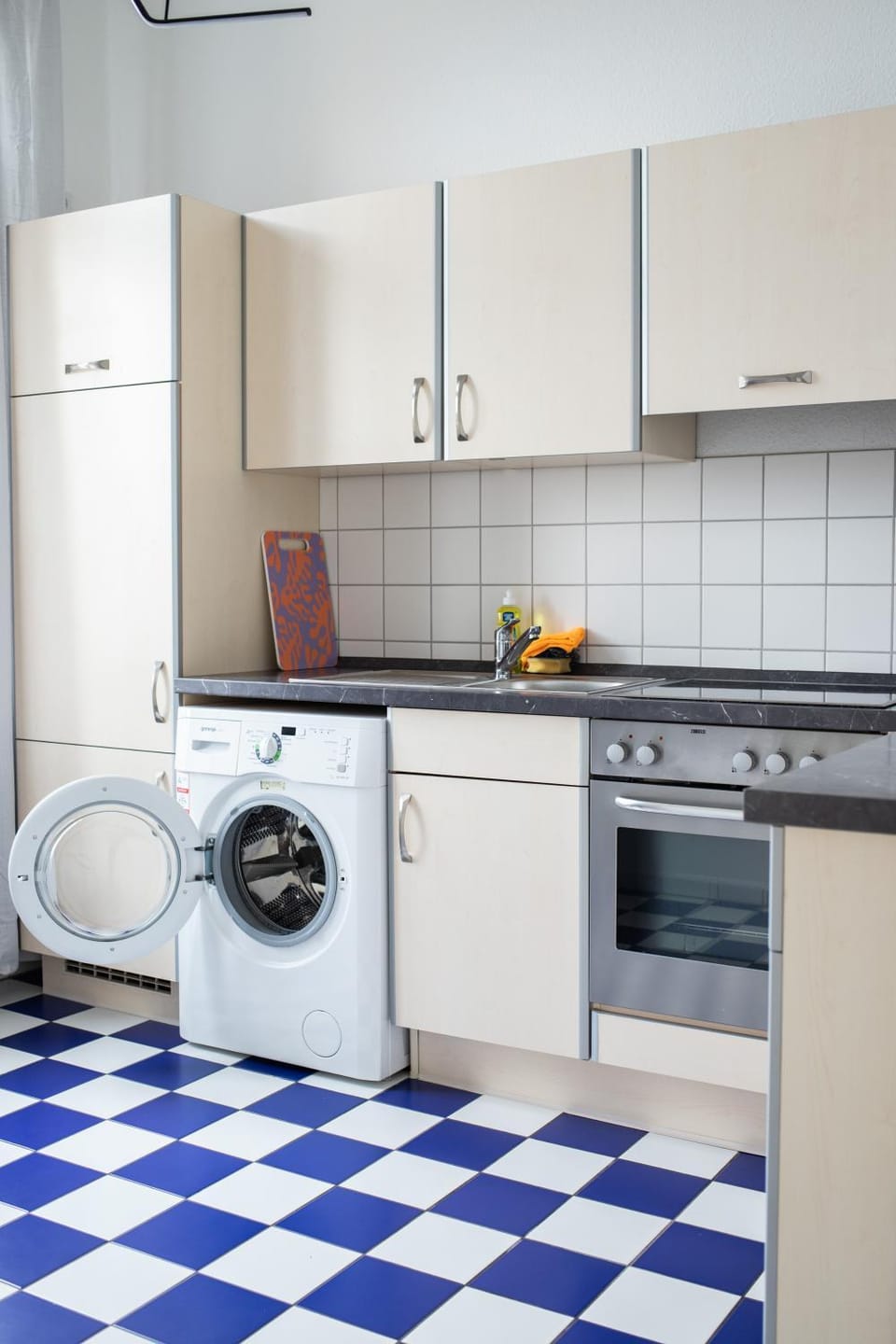 Kitchen or kitchenette, washing machine