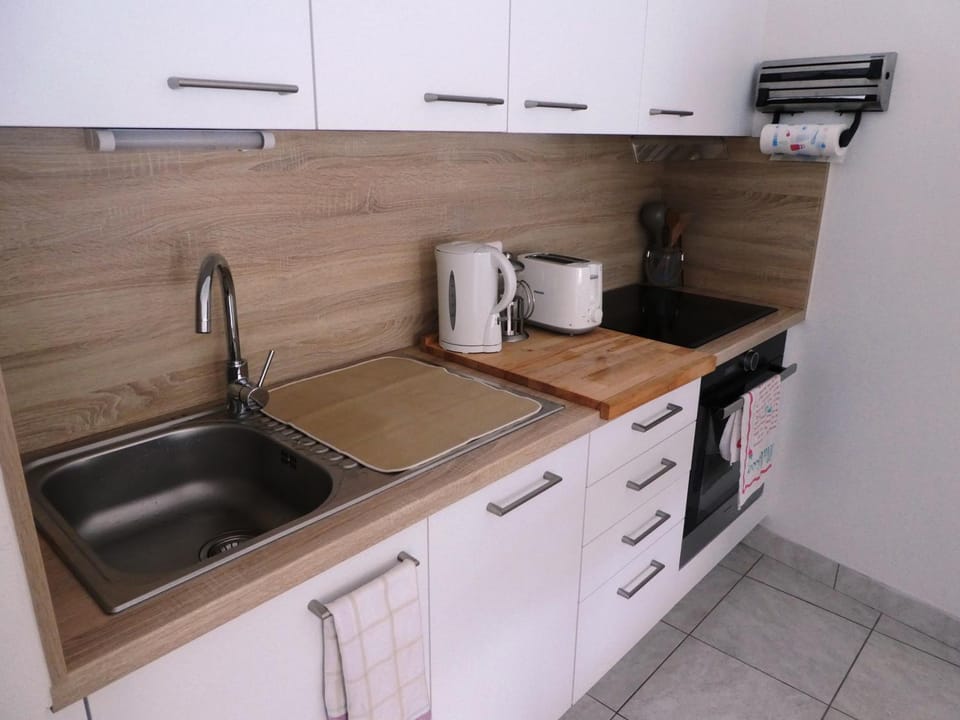 Kitchen or kitchenette, dishwasher, stove