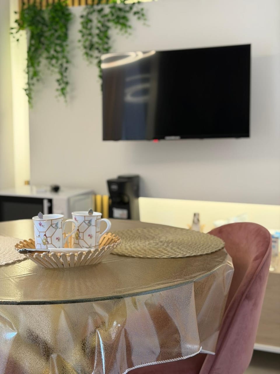TV and multimedia, Coffee/tea facilities, Lunch, microwave, minibar