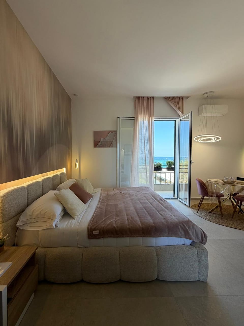 Bed, Natural landscape, Bird's eye view, Photo of the whole room, Decorative detail