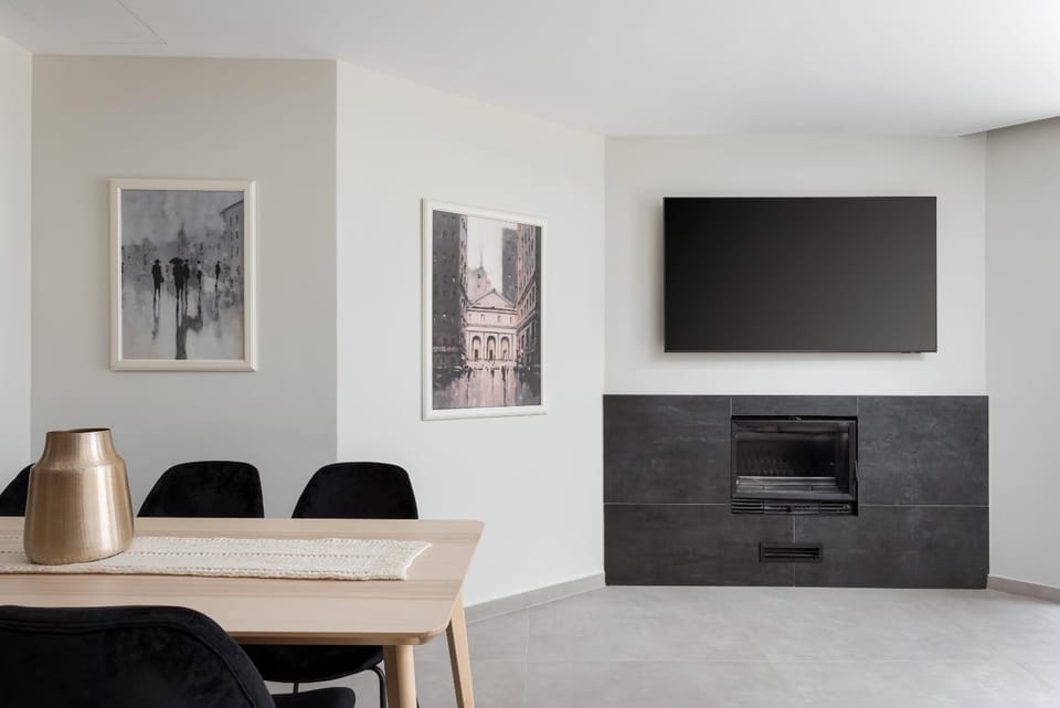 TV and multimedia, Living room, Seating area, fireplace