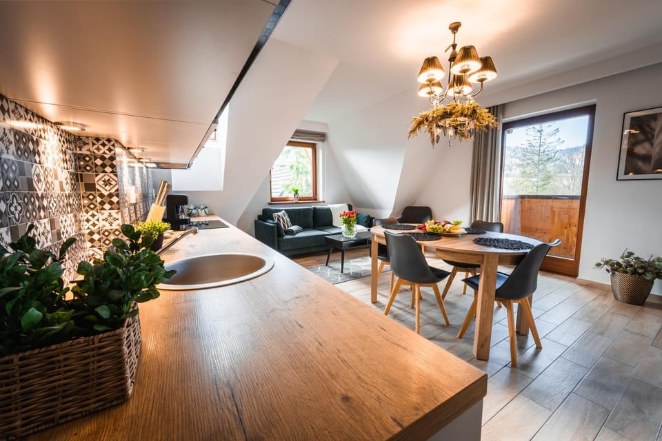 Kitchen or kitchenette, Living room, Seating area, Dining area