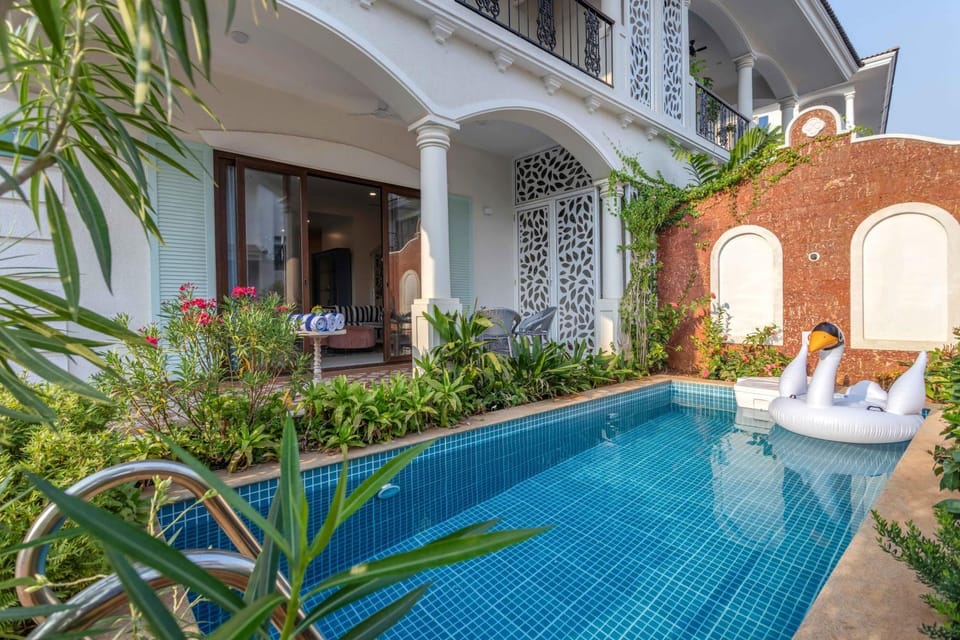Property building, Patio, Spring, Day, Garden, Garden view, Pool view, Swimming pool, sunbed