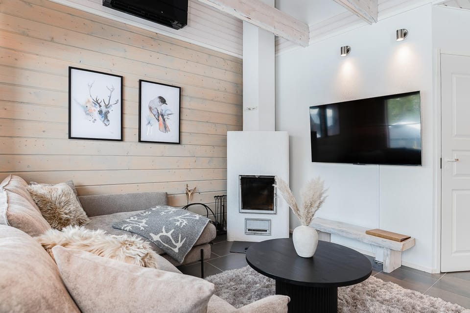 TV and multimedia, Seating area, fireplace