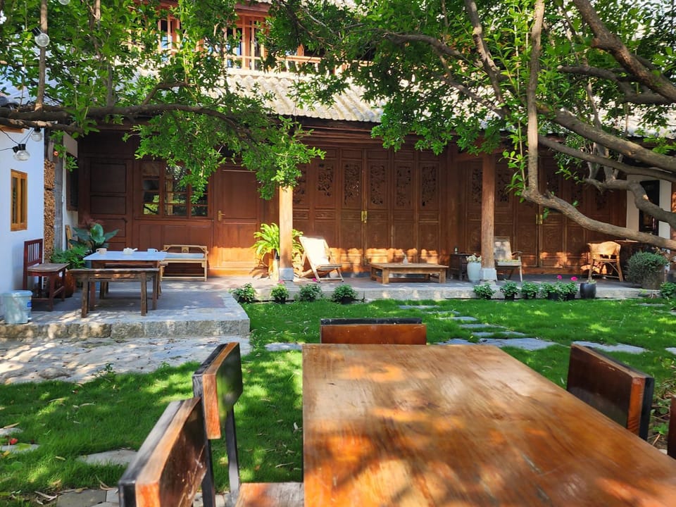 Property building, Patio, Facade/entrance, Garden, Dining area