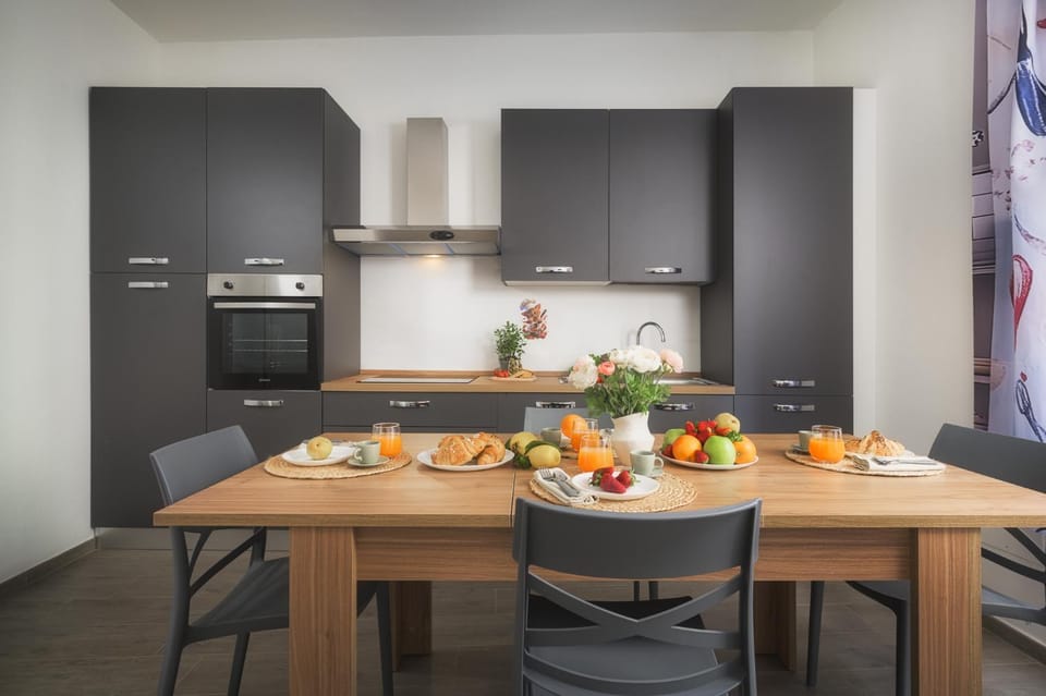 Kitchen or kitchenette, Dining area, oven, stove