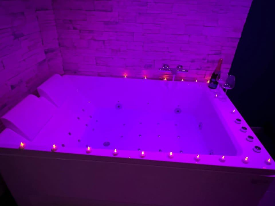 LeStudio83210 Loveroom jacuzzi balneo petit déjeuner inclus meublé de tourisme 3 étoiles House in French Riviera