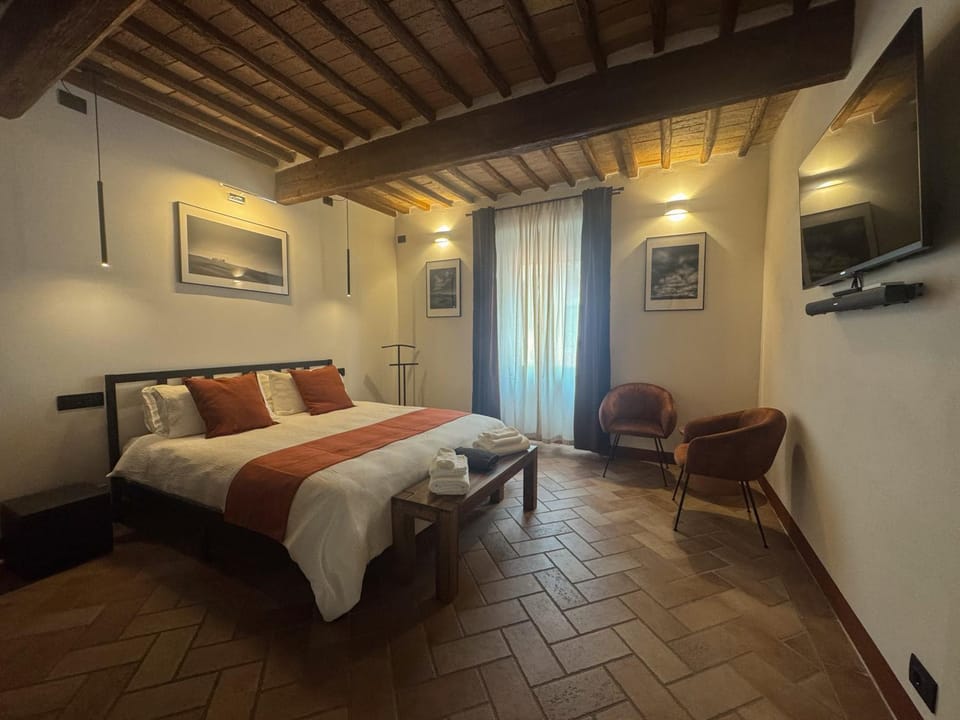 Bed, TV and multimedia, Photo of the whole room, Seating area, Bedroom