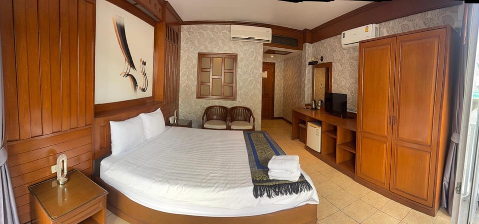 Photo of the whole room, Bedroom