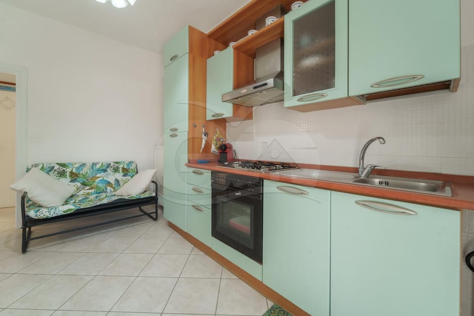 Kitchen or kitchenette, oven