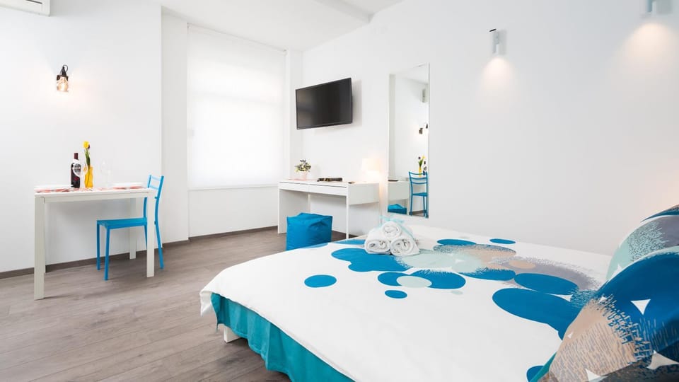 Bed, TV and multimedia, Coffee/tea facilities, Living room, Decorative detail, Seating area, Dining area
