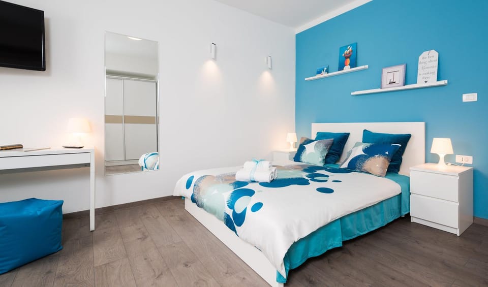 Bed, TV and multimedia, Photo of the whole room, Seating area, Bedroom