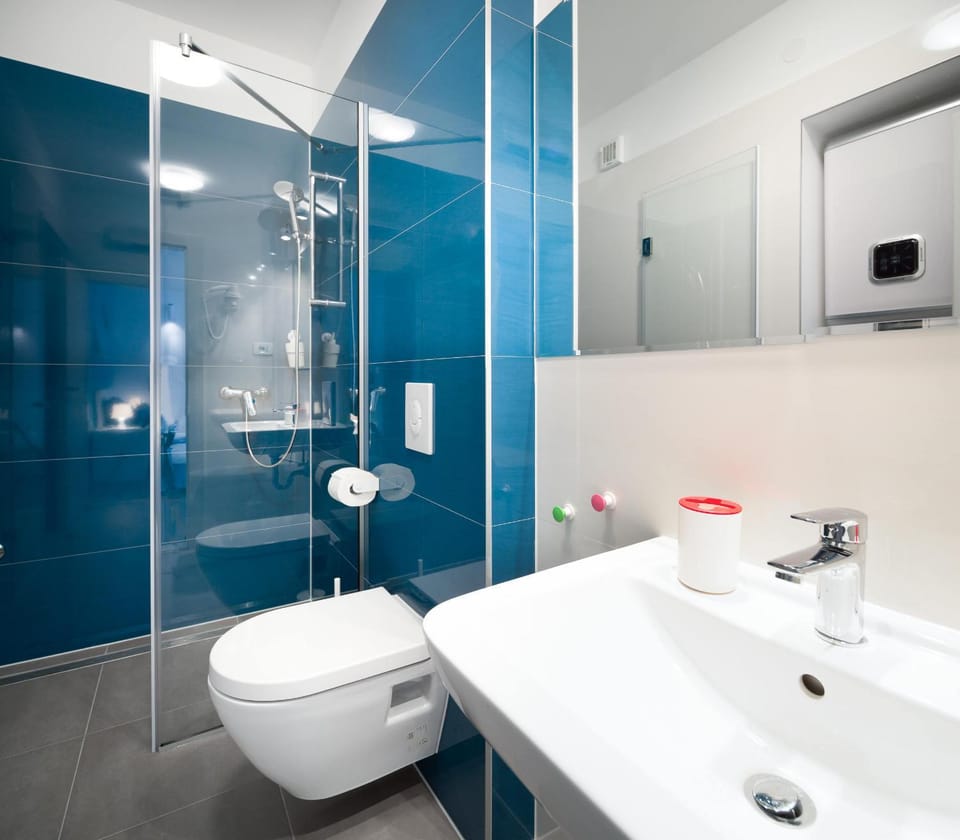 Shower, Toilet