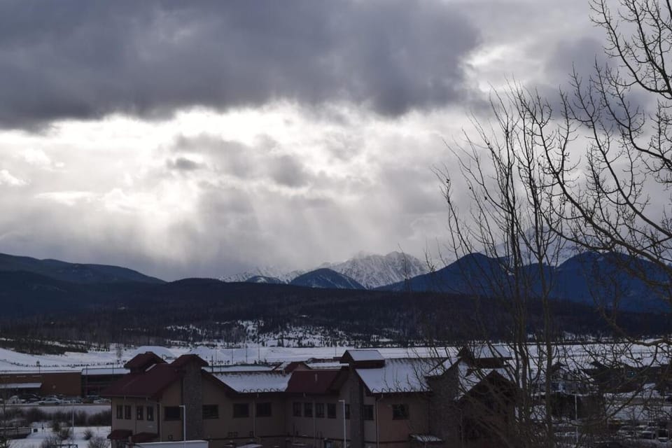 Winter Park Fraser 'Hideout' 2BR-1BA-Hot Tub & Pool-Walk to Town & Bus Apartment in Fraser