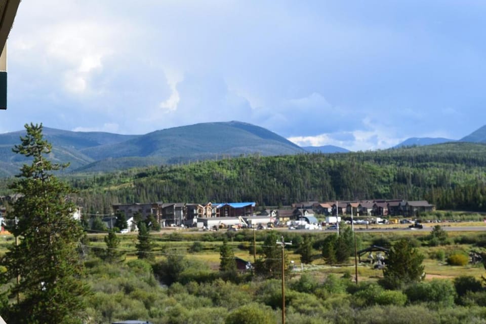Winter Park Fraser 'Hideout' 2BR-1BA-Hot Tub & Pool-Walk to Town & Bus Apartment in Fraser