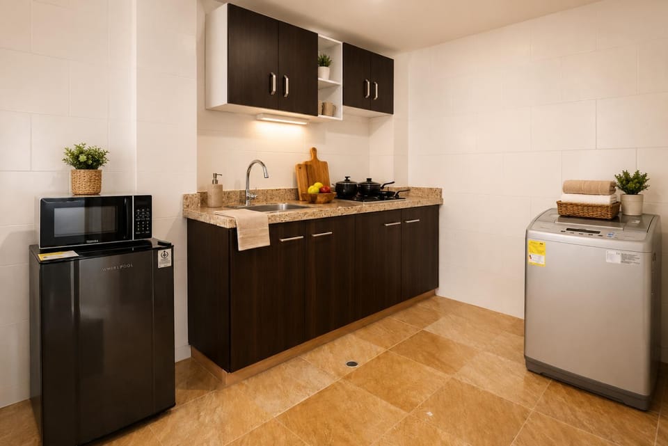Kitchen or kitchenette, minibar, oven, stove