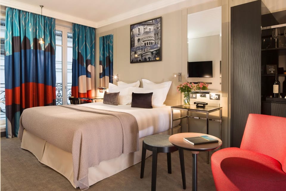 Bed, Photo of the whole room, Decorative detail, Bedroom