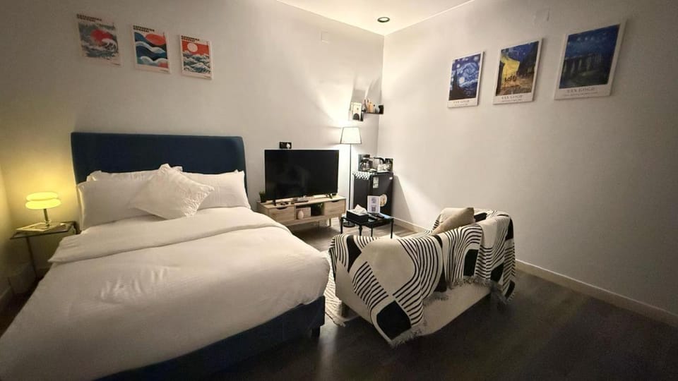 Bed, TV and multimedia, Bedroom