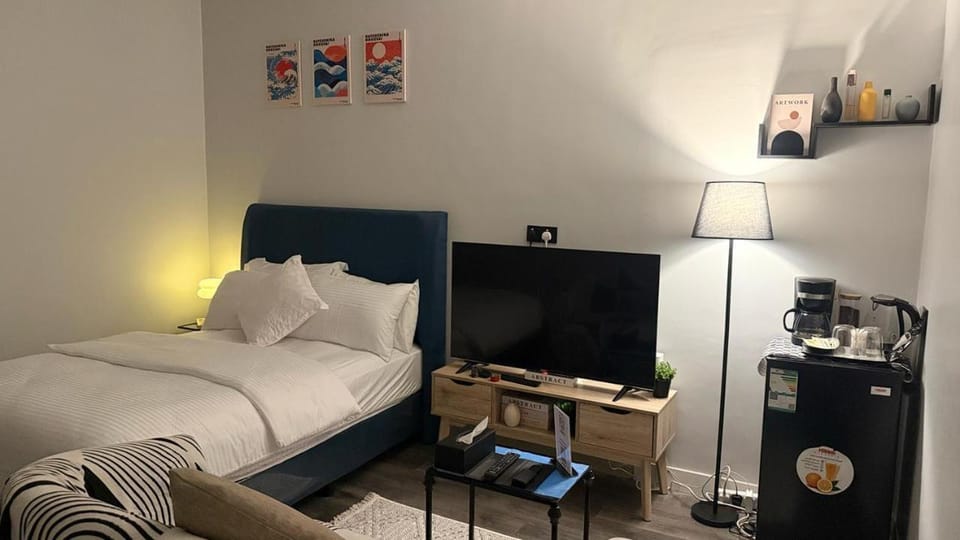 Bed, TV and multimedia, Bedroom