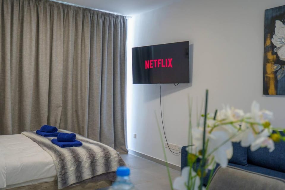 Bed, TV and multimedia, Bedroom