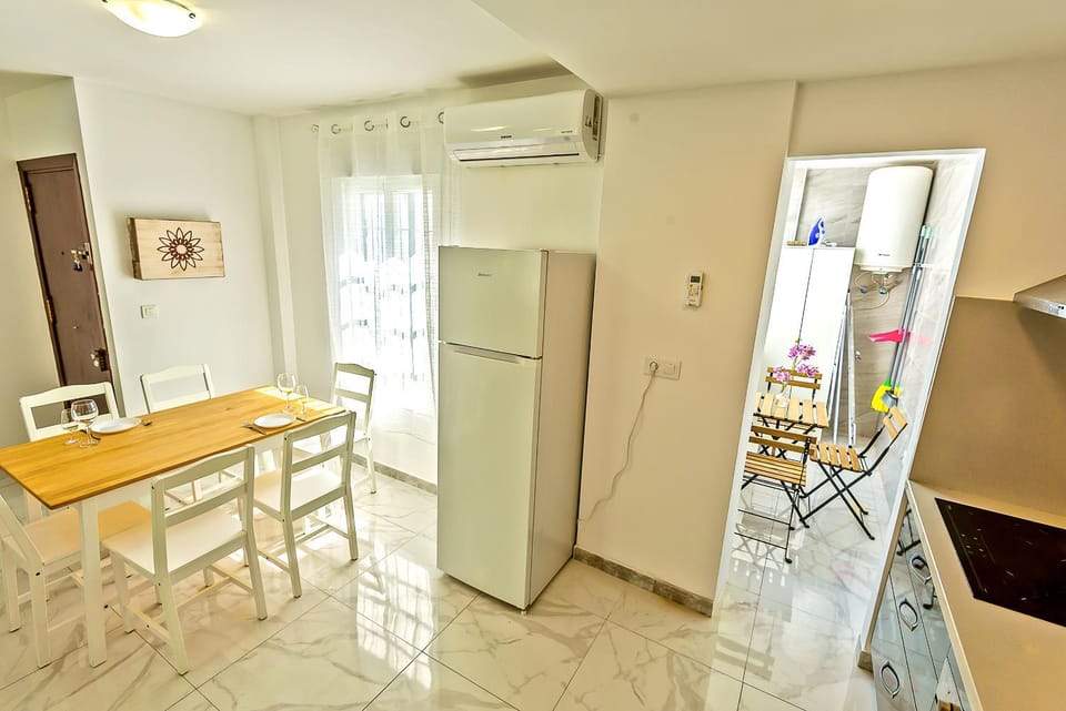 Balcony/Terrace, Kitchen or kitchenette, Dining area, air conditioner