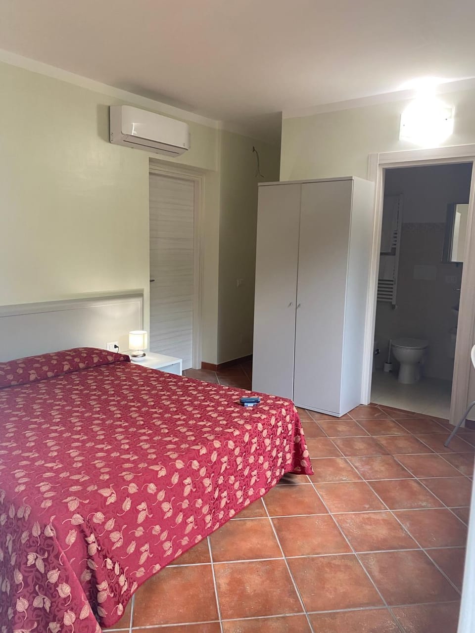 Bed, Photo of the whole room, Bedroom, wardrobe, air conditioner