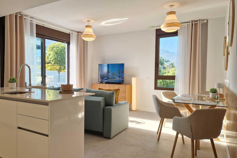 TV and multimedia, Living room, Lunch, furniture