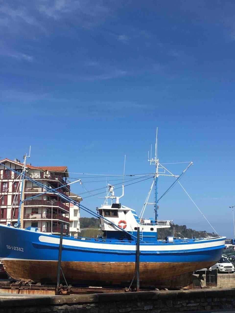 Bateau au coeur d'Hendaye Docked boat in Hendaye