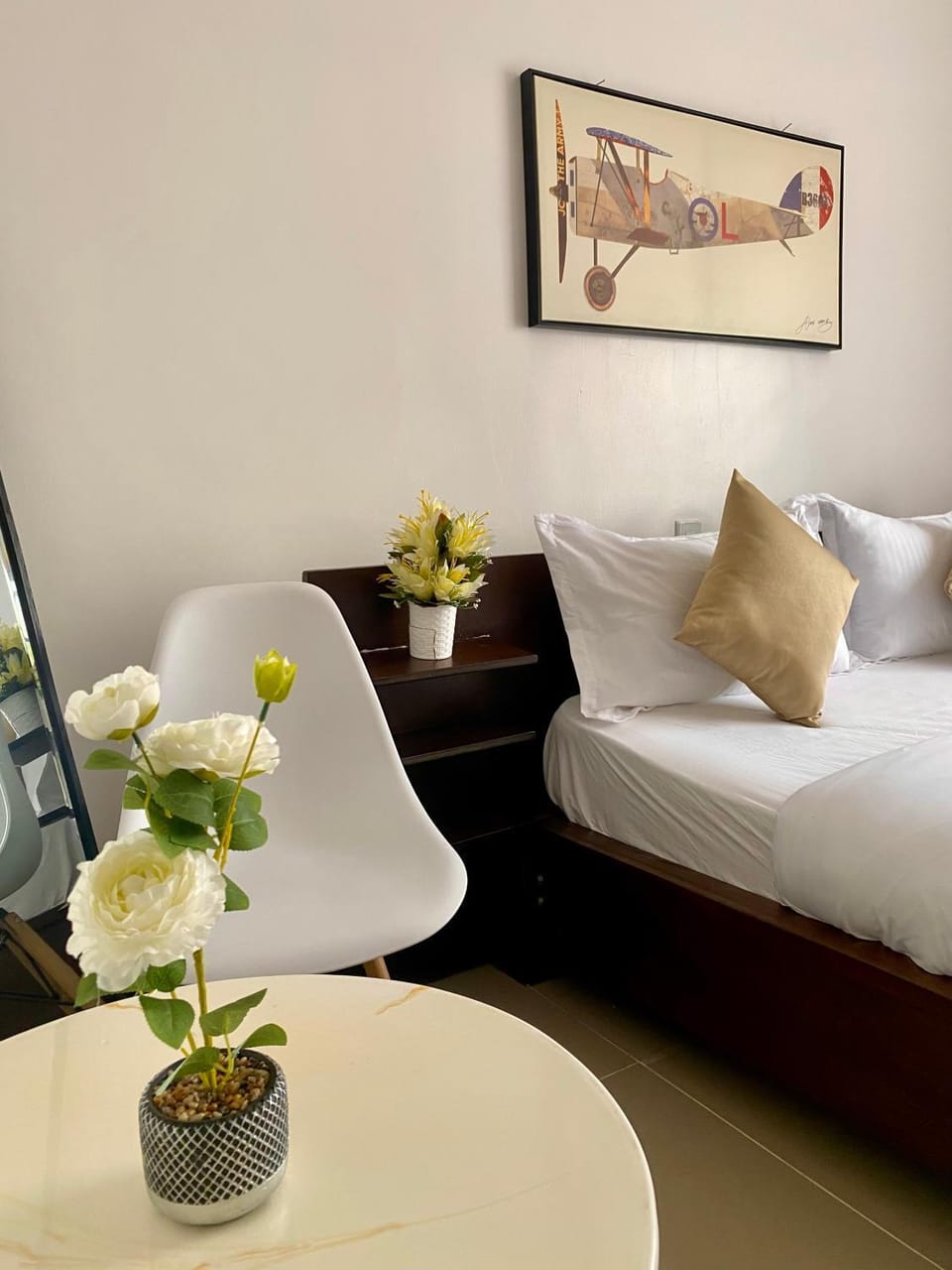 Bed, Seating area, Bedroom