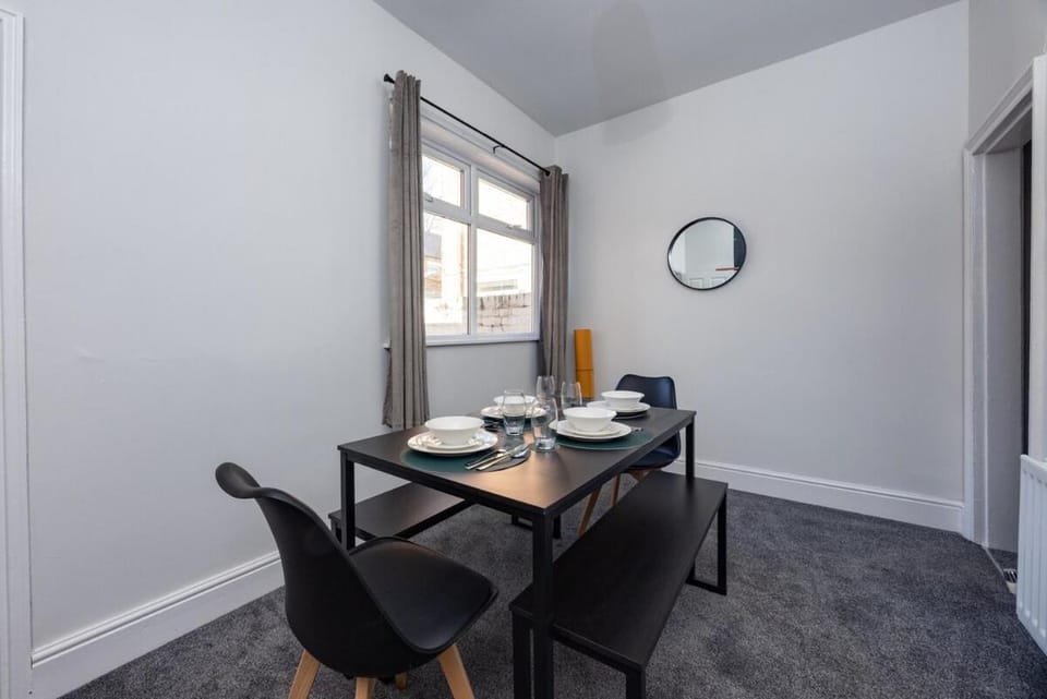 Modern & Cozy 2BR Stay in Darlington House in Darlington